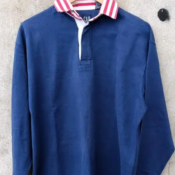 Polo Rugby Vintage – Azul com Gola às Riscas Vermelhas
