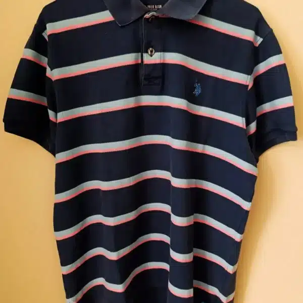 Polo Vintage Manga Curta – Azul-Marinho com Riscas Verde-Água e Rosa