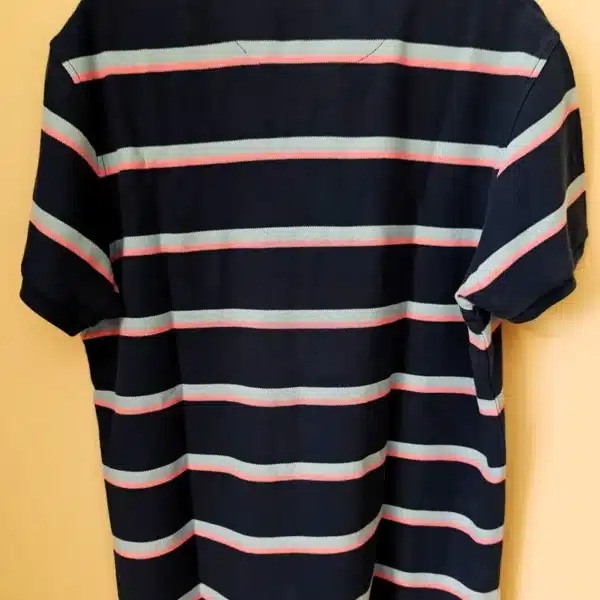 Polo Vintage Manga Curta – Azul-Marinho com Riscas Verde-Água e Rosa